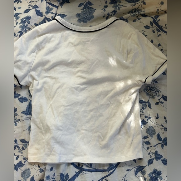 white small hollister Tee with graphic - Picture 2 of 4